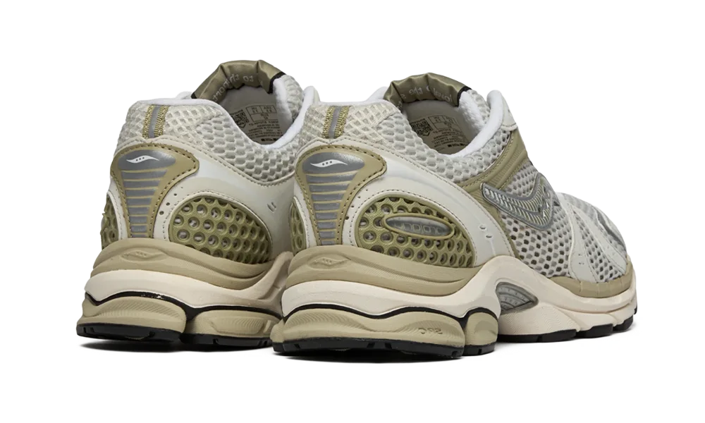 Saucony ProGrid Triumph 4 White Onyx Beige — vue de profil