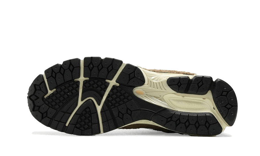 new-balance-2002r-mushroom-hazy-peach